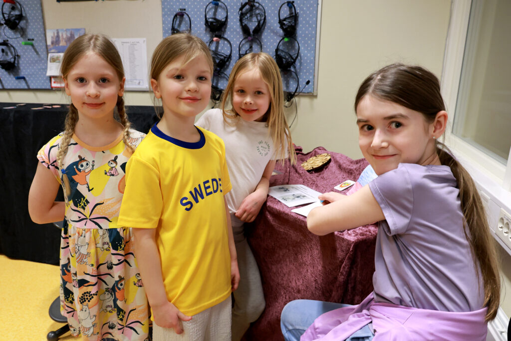 Cornelia (til venstre) og Frøya var innom og stemplet passet hos Marie og Nora.