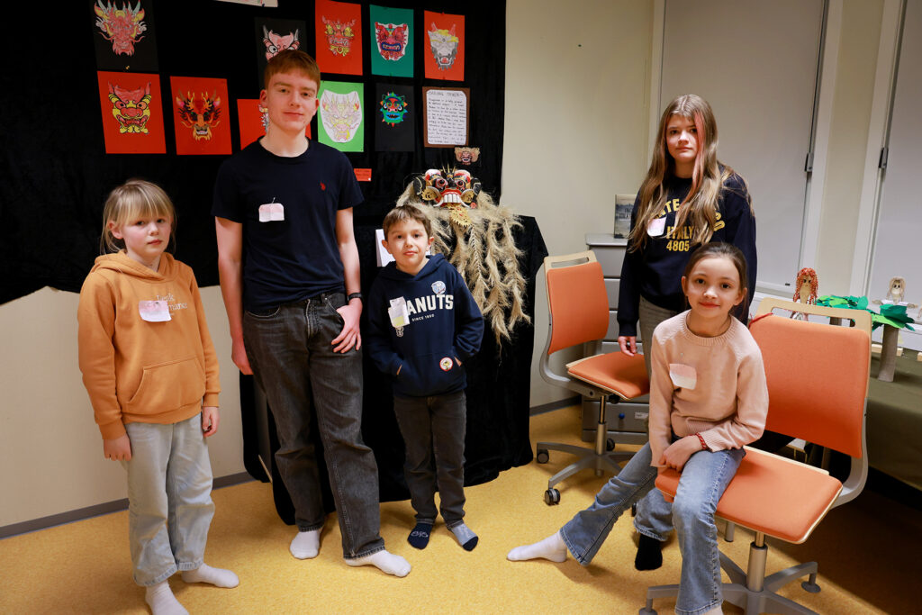 Indonesia har noe felles med Flatanger. Landet har masse øyer. Fra venstre: Pernille, Oliver, Nazarii, Alma og Lotta.