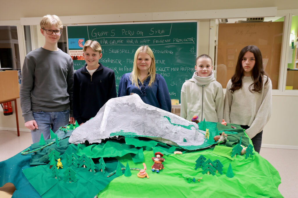 Gruppa som har jobbet med Peru og Syria, kunne vise fram en modell av Andesfjellene. Fra venstre: Iver, Simon, Erica, Vilde og Madelen.