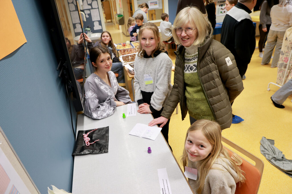 Ira (til venstre), Jenny og Rebecca stemplet passet til Ingebjørg Lindseth, som besøkte jentene som representerte Indonesia.