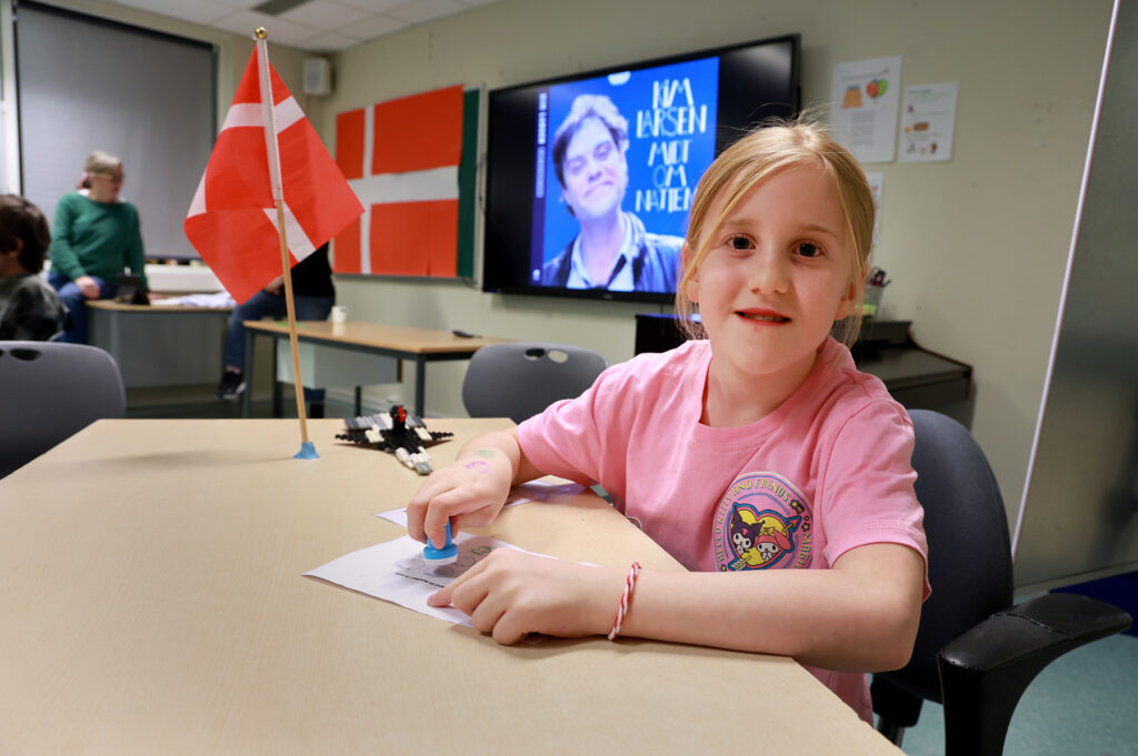 Stella har en dansk far, og hun var på gruppa som presenterte Danmark for resten av skolen og gjestene på den internasjonale kvelden.