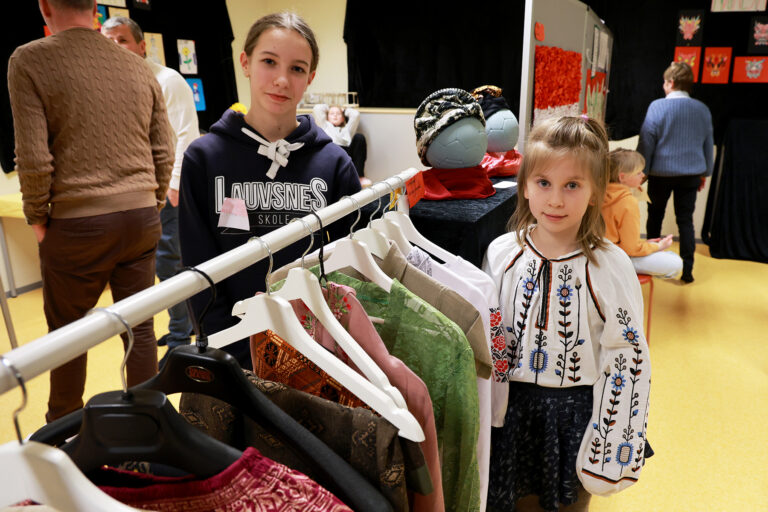 Synne (til venstre) og Liza viste fram klær fra Ukraina, og Liza bærer den ukrainske nasjonaldrakten.