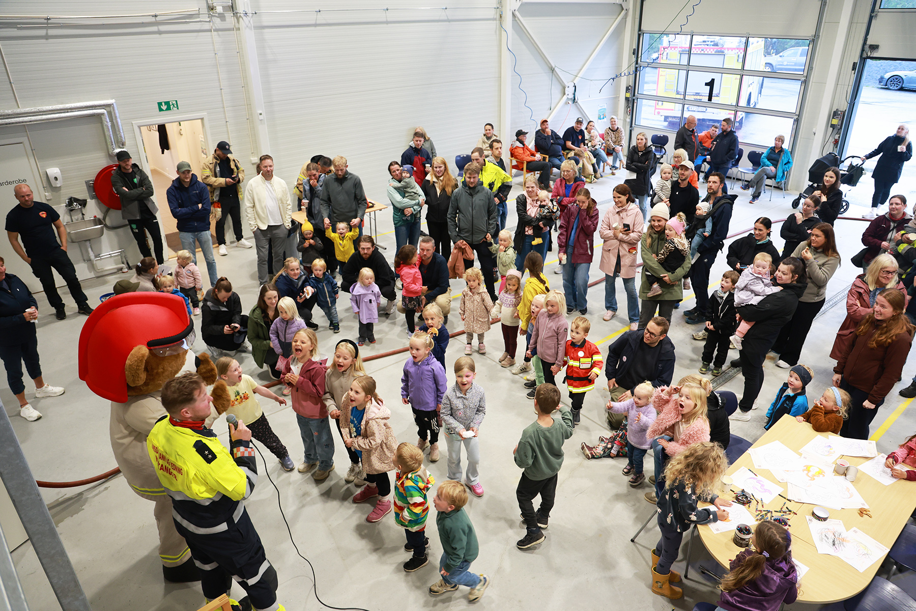 Godt over 100 små og store besøkte brannstasjonen og fikk danse sammen med Bjørnis og Jens Martin Olsen.
