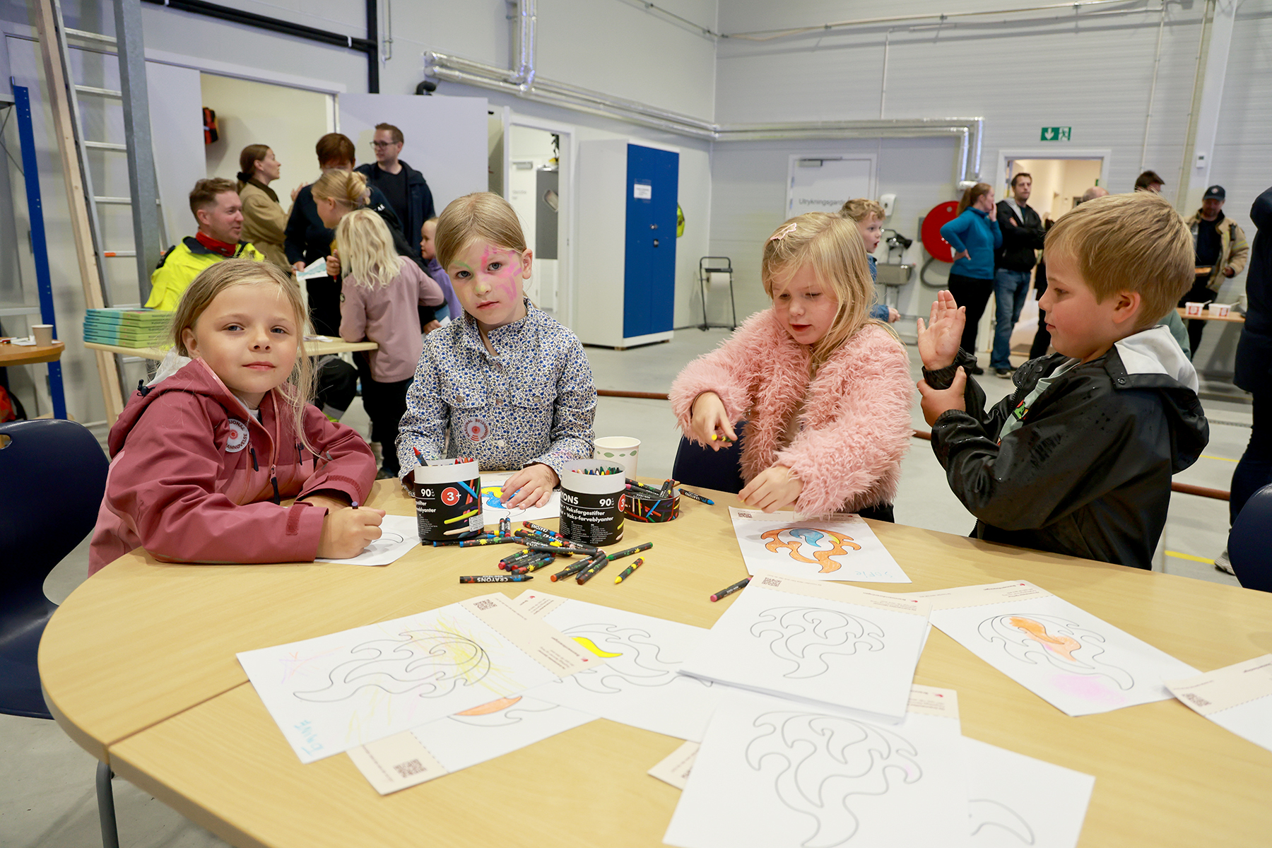 Ulrika, Frøya, Sofie og Sigve ved tegnebordet.