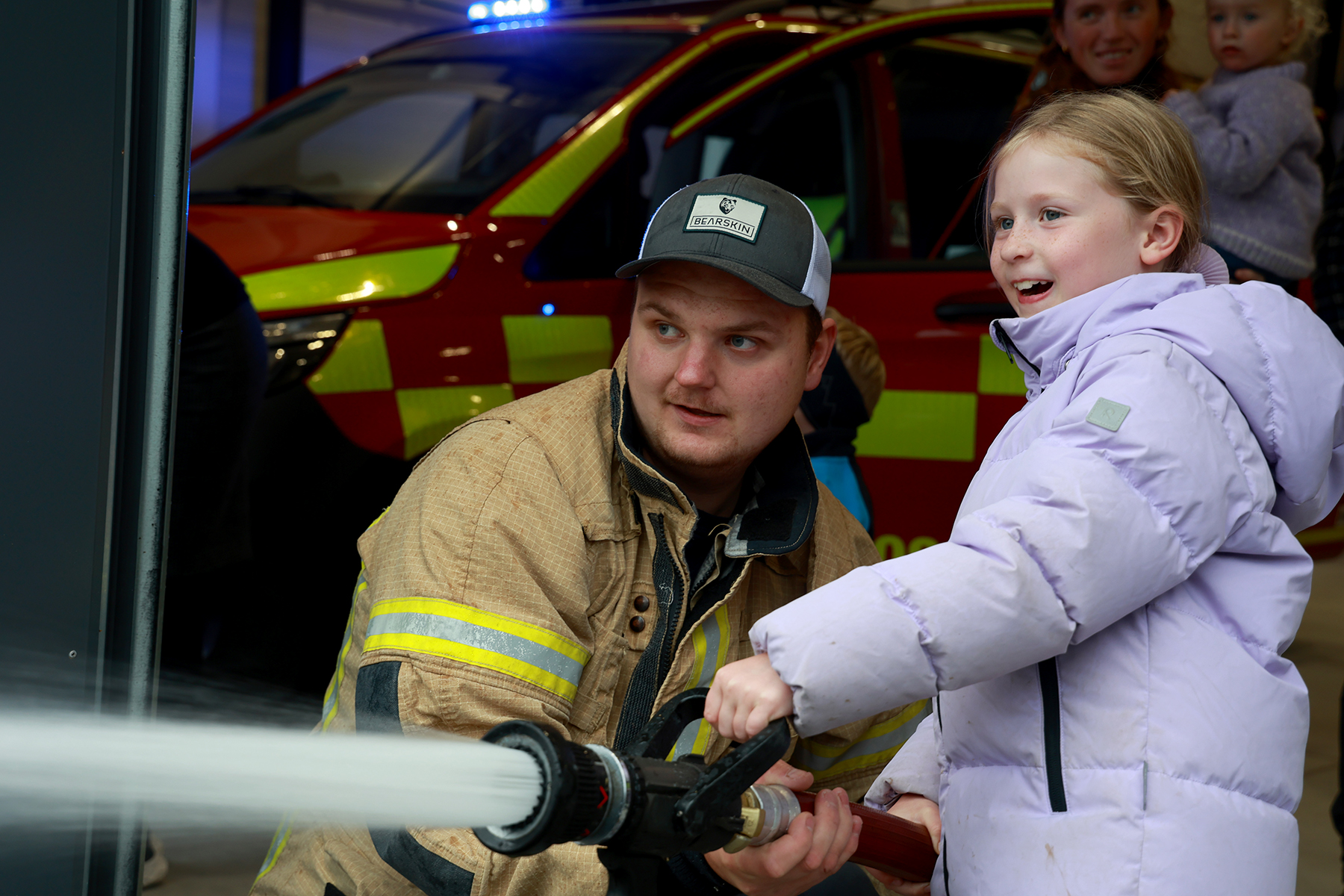 Cornelia (7) syntes det var artig å prøve brannslangen, men hun skal ikke bli brannkonstabel når hun blir stor. - Jeg skal bli dyrlege, sier Cornelia.
