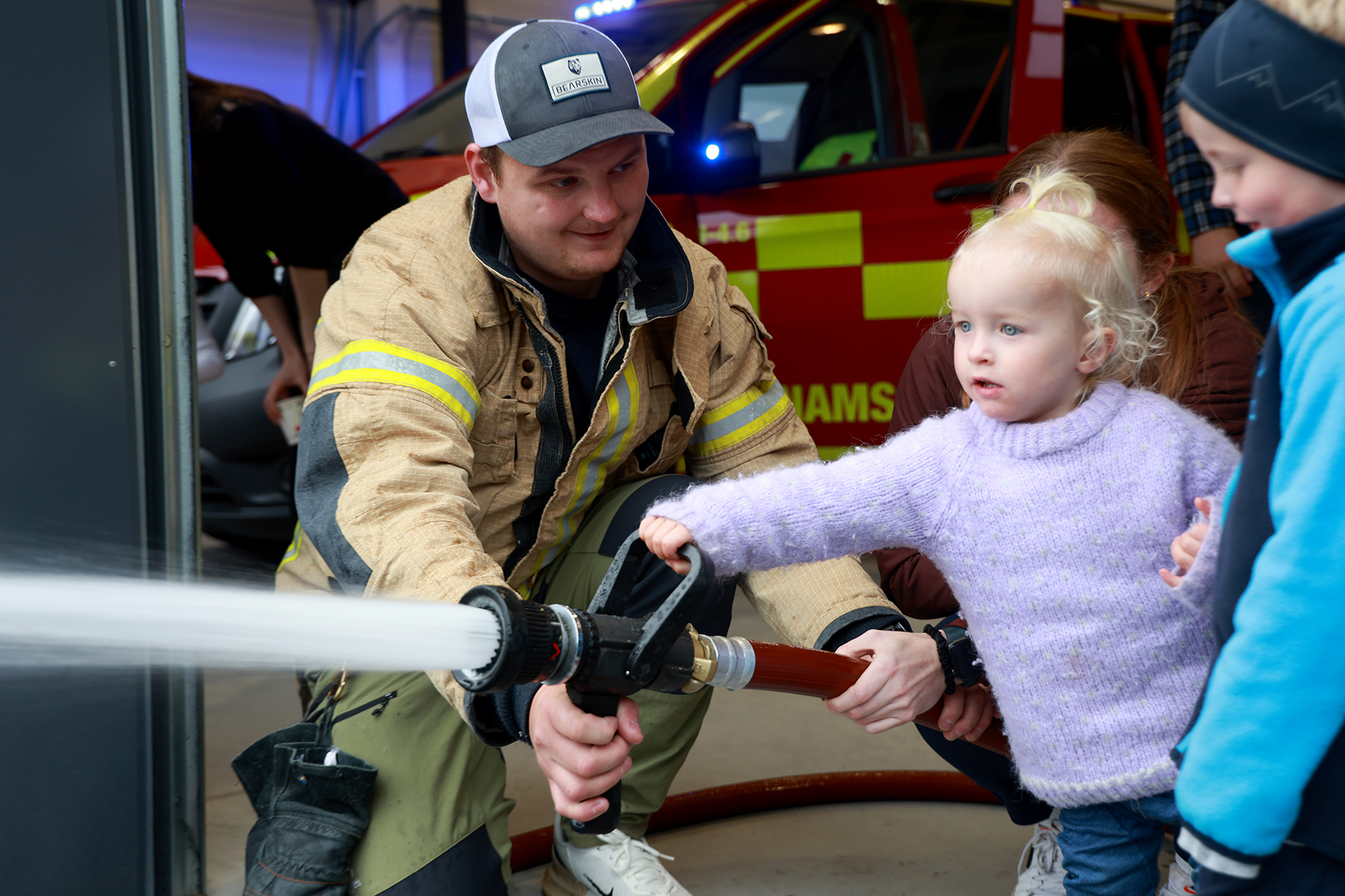 Hedvig fikk prøve brannslangen sammen med Viktor Meland.