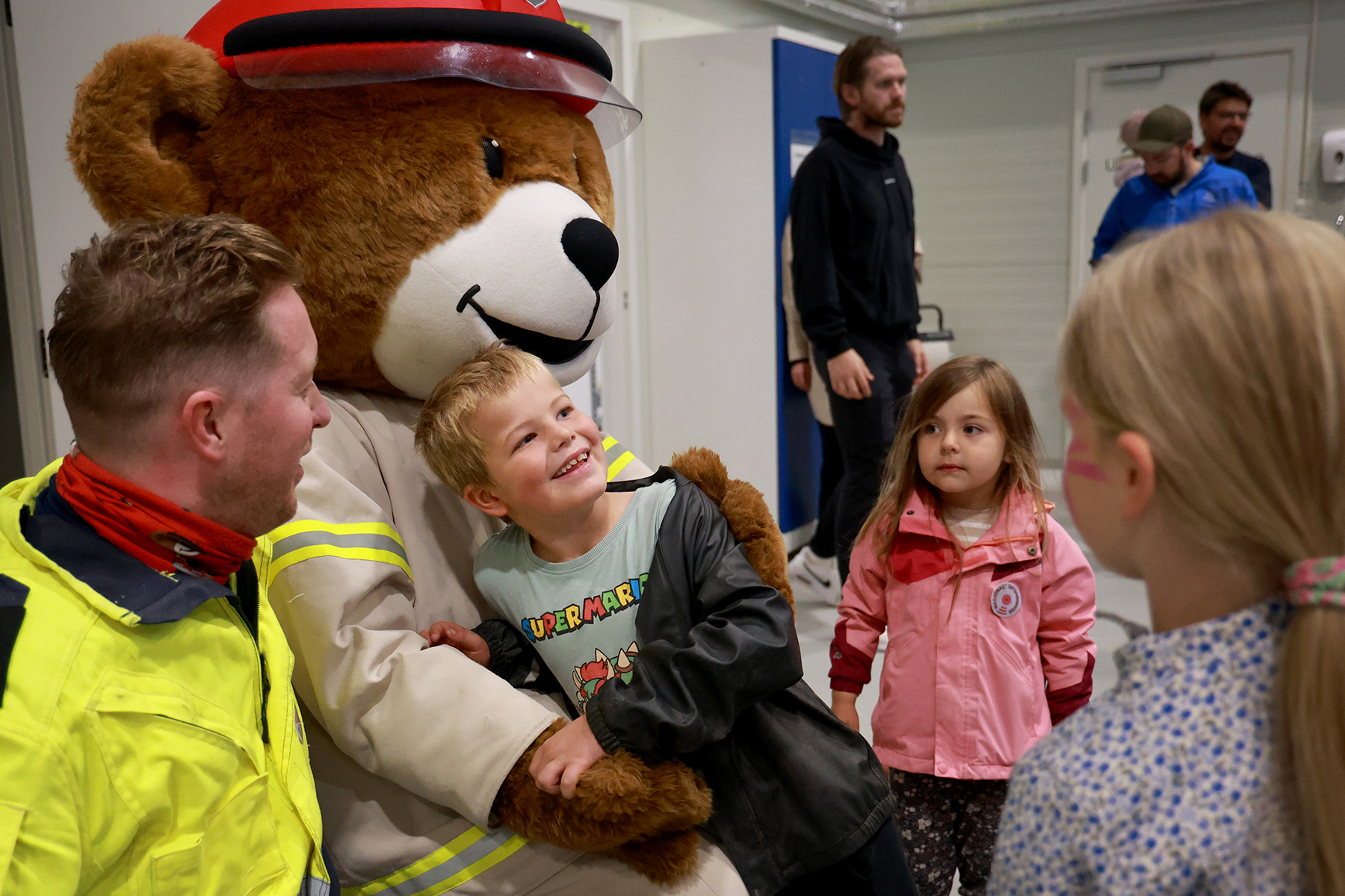 Bjørnis fikk en god klem av Sigve.