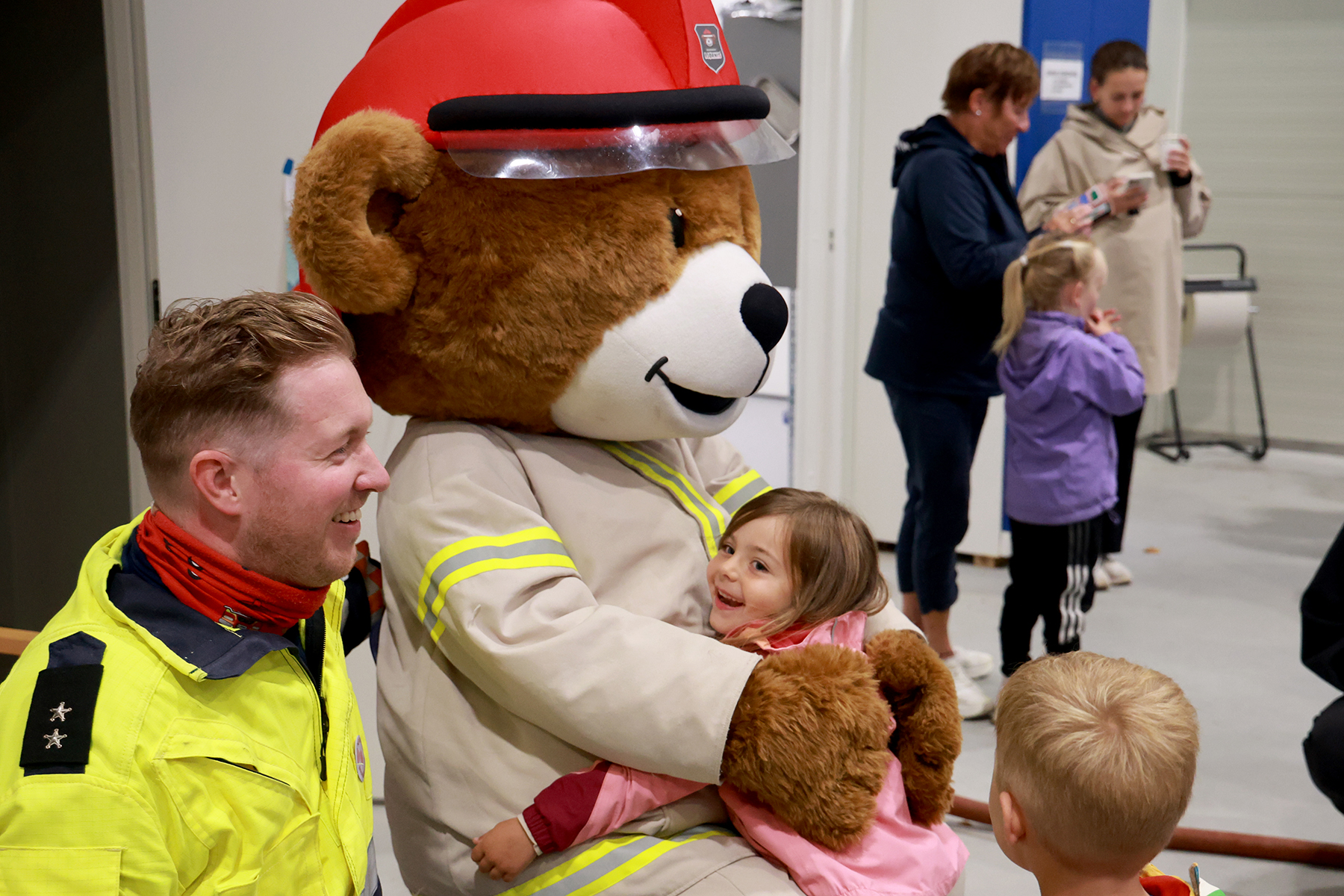Etter dansen fikk alle som ville, gi Bjørnis en klem og bli fotografert sammen med brannbamsen. Olivia (4) ga Bjørnis en god klem.