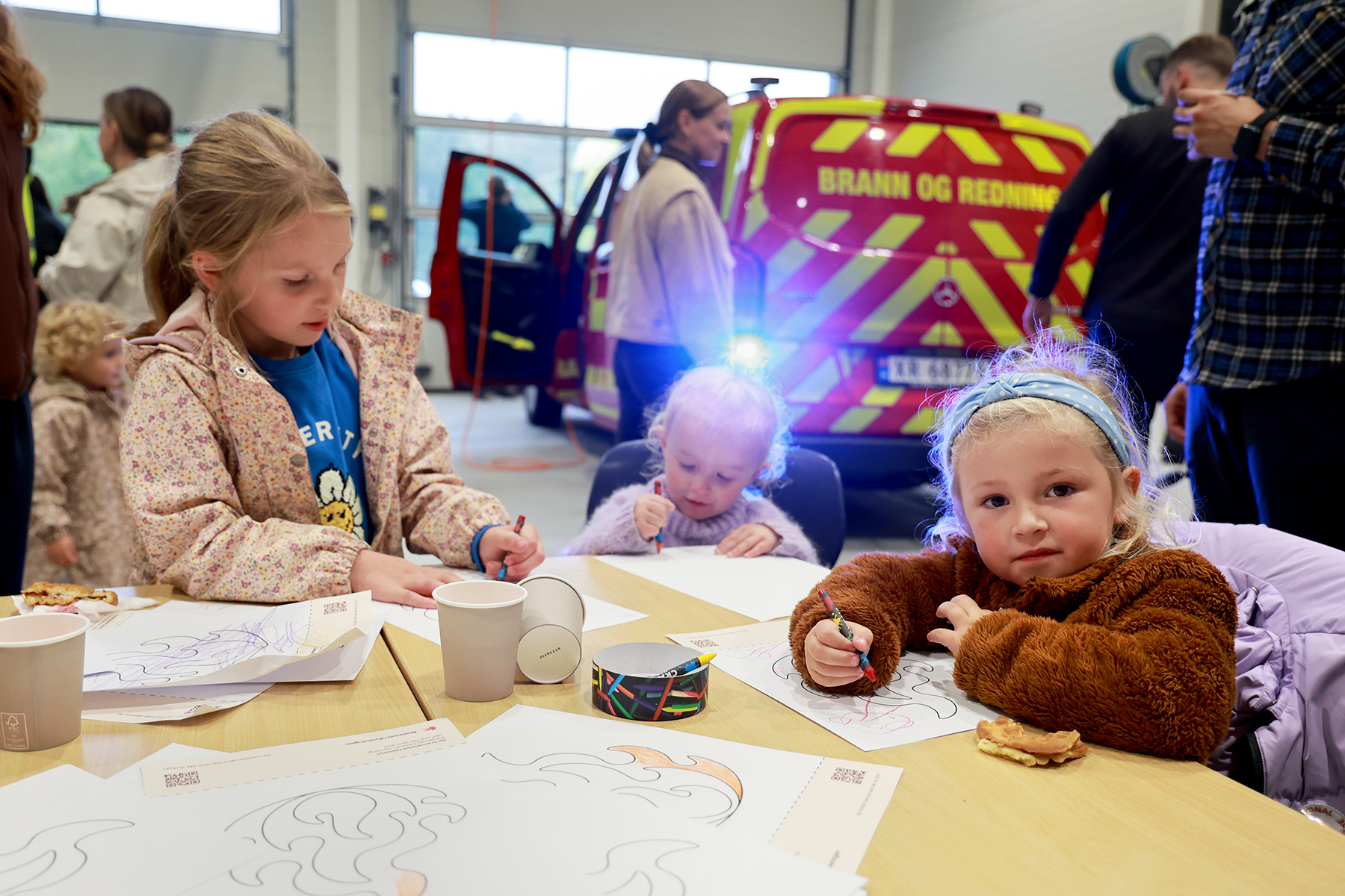 Nellie, Hedvig og Saga synes det var fint å bruke farger på åpen dag.