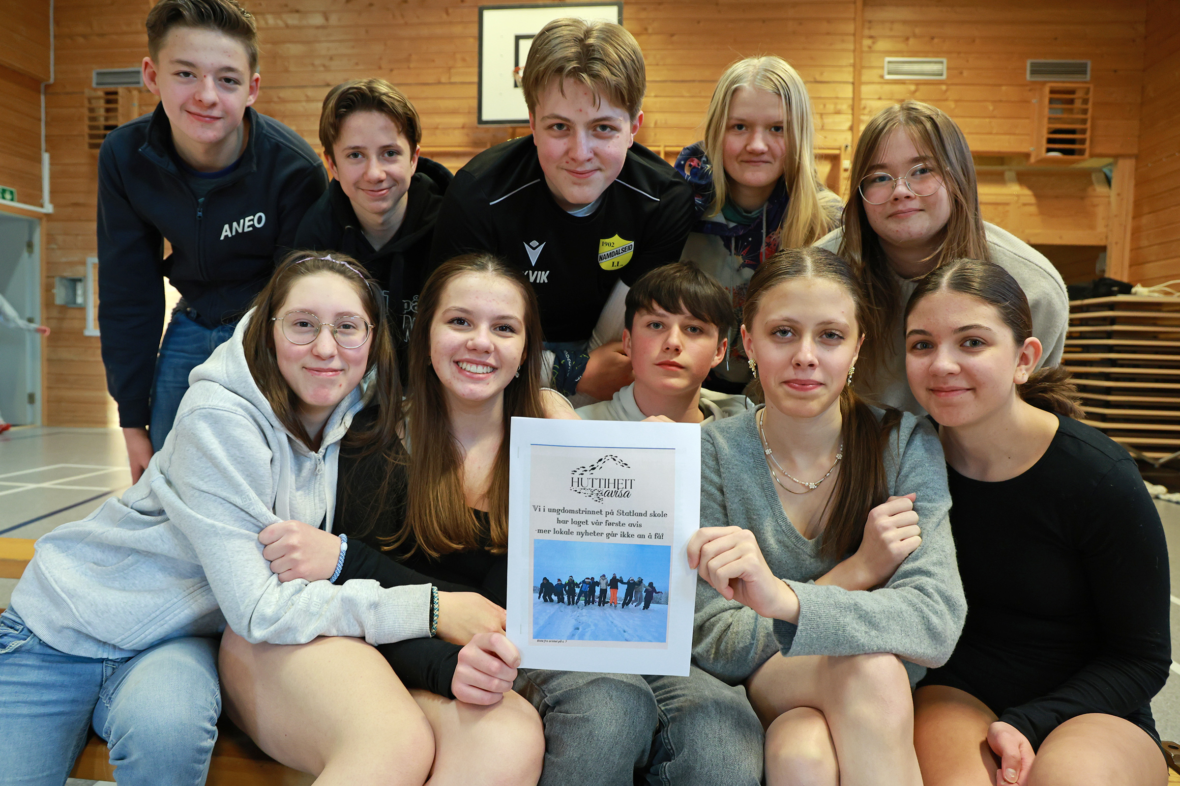 En stolt redaksjon kan vise fram Huttiheit-avisa, med stort og smått fra Statland. Foran fra venstre: Annelin Halbostad, Elvine Langstrand, redaktør Isak Ottesen, Eline Ottesen og Malin Strøm. Bak fra venstre: Liander Engesdal, Brage Skjengen-Hågensen, Andreas Økvik, Amanda Bertasjus og Emilie Hågensen.