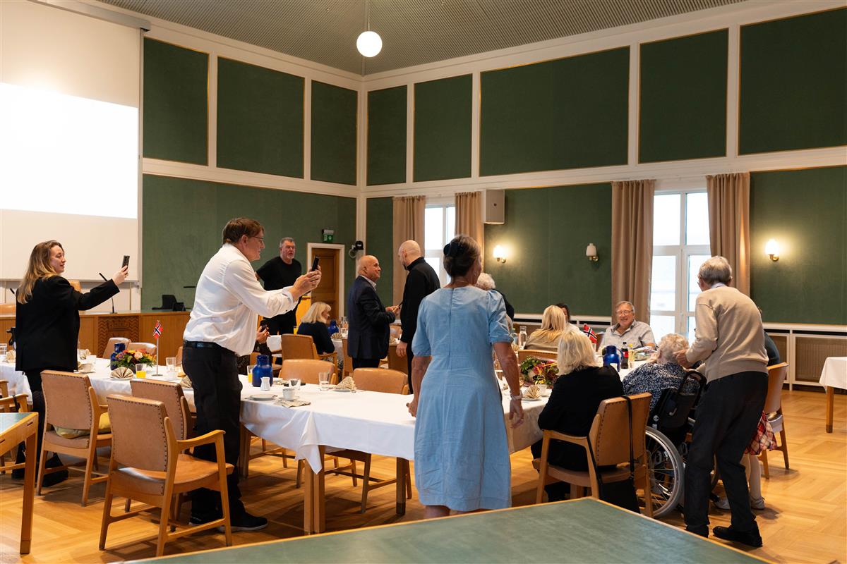 Slekt og venner var til stede da Solveig &Oslash;ien fikk overrakt minnemedaljen i Bod&oslash; r&aring;dhus. (Foto: Preben Hunstad, Bod&oslash; kommune)