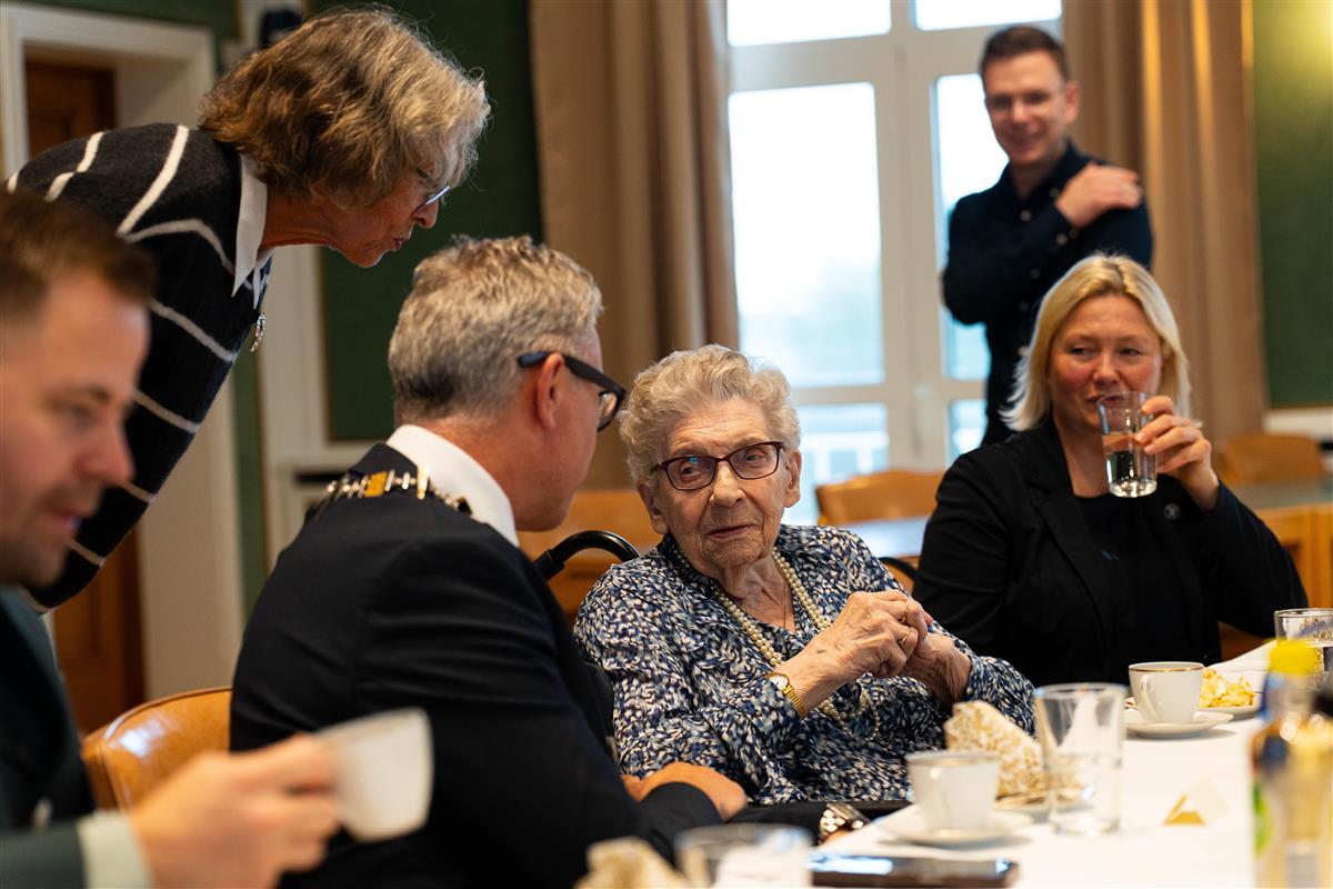 Solveig &Oslash;ien i samtale med Bod&oslash;s ordf&oslash;rer, Odd Emil Ingebrigtsen. (Foto: Preben Hunstad, Bod&oslash; kommune)