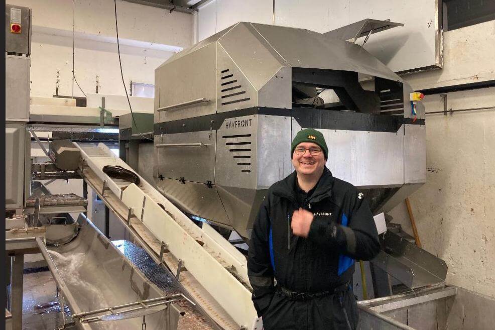 Dagligleder Marius Strømmen i Havfront AS foran ei slik maskin som nå skal monteres på Nesset. (Foto: Namdal Seafood)