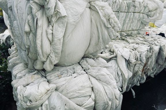 Gjenvunnet rundballeplast blir nye produkter, blant annet ny rundballeplast. Trio Loop er rundballeplast hvor 30 prosent er gjenvunnet materiale. Denne sesongen har vi sett en dobling i salget av dette produktet sammenlignet med i fjor. Felleskj&oslash;pets ambisjon er at all plast vi omsetter fra svenske Trioworld skal v&aelig;re Loop-produkter i 2027, skriver artikkelforfatteren. Foto: Felleskj&oslash;pet Agri