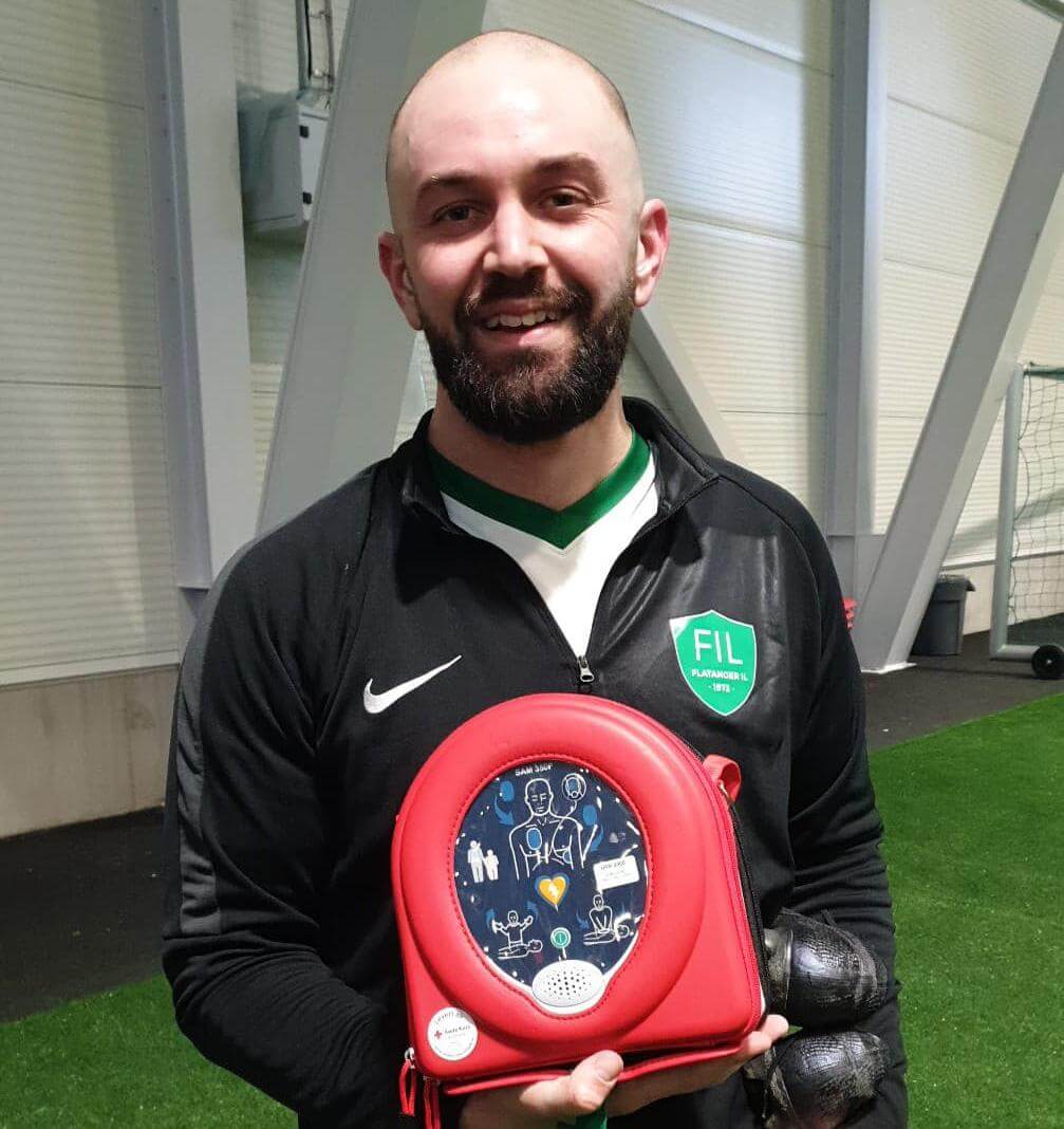 &Oslash;ystein Sexe Olsen med hjertestarteren som vil f&oslash;lge laget p&aring; alle kamper. (Foto: H&aring;vard Angen Haarstadstrand)