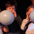Lilly, Daniel, Nellie og de andre sangerne blåste opp blå ballonger, og la rammene for en reise mellom himmel og hav på årets vårkonsert i kulturskolen.