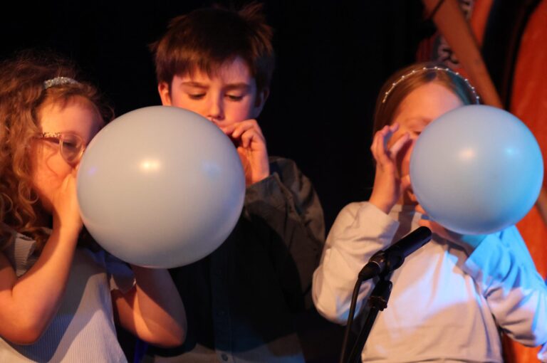 Lilly, Daniel, Nellie og de andre sangerne blåste opp blå ballonger, og la rammene for en reise mellom himmel og hav på årets vårkonsert i kulturskolen.